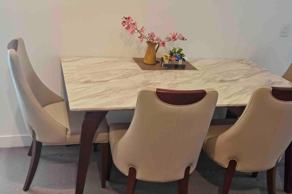 Cbd Spacious Two Bedrooms Apartment *