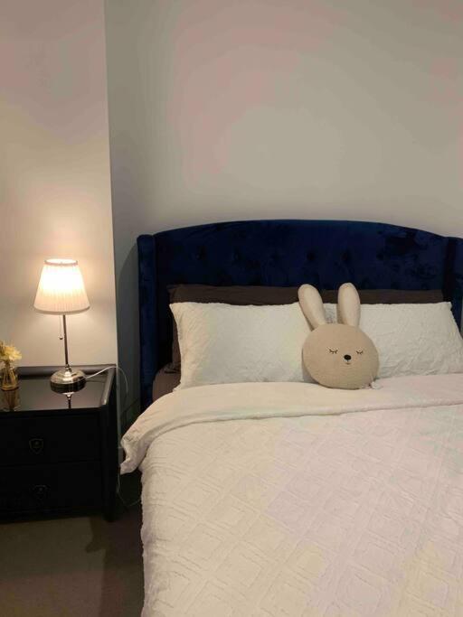 Cbd Spacious Two Bedrooms Apartment Melbourne