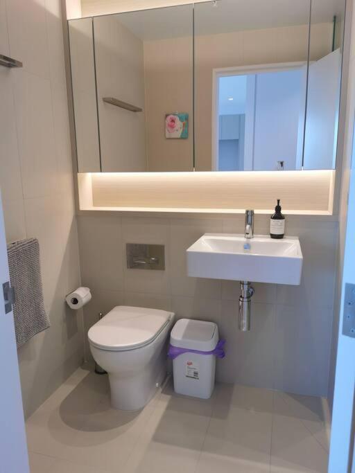 Great Location 2b1b Free Parking Apartment