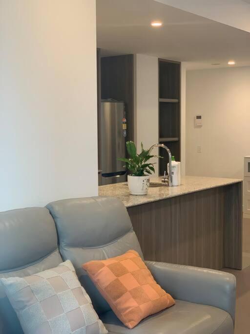 Cbd Spacious Two Bedrooms Apartment Melbourne