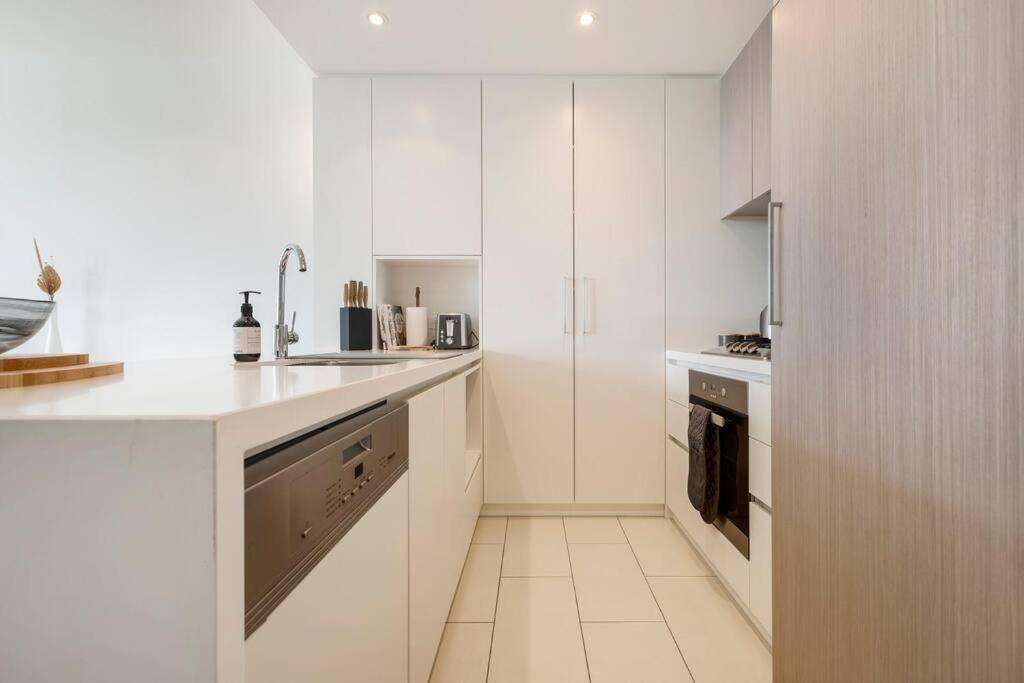 Lovely 1 Bedroom With Free Parking On Premises - 00209 *