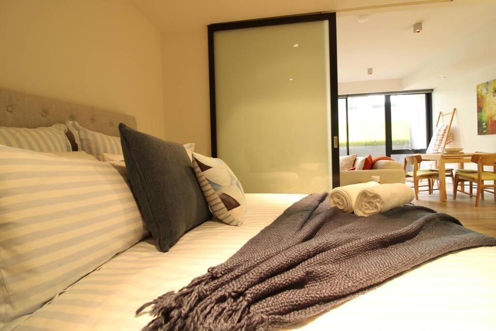 Heavenly Chic & Only 30m To Bridge Road 01578