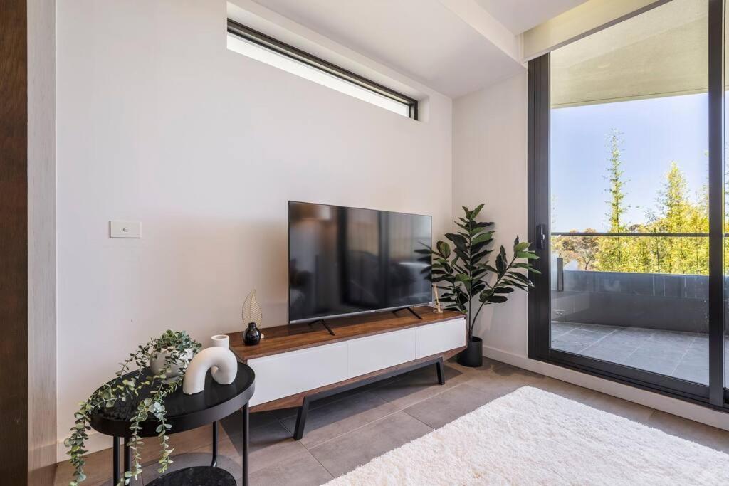 Spacious 1 Bedroom With Car Park 02174 *