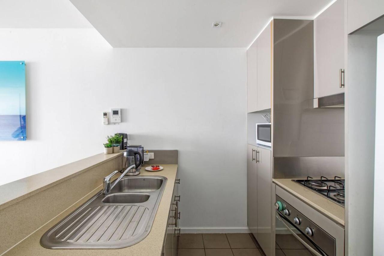 Beautiful 2br With Balcony Pool And Gym Apartment Melbourne