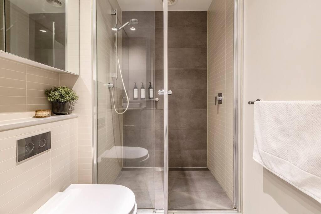 Spacious 1 Bedroom With Car Park 02174 Apartment Melbourne