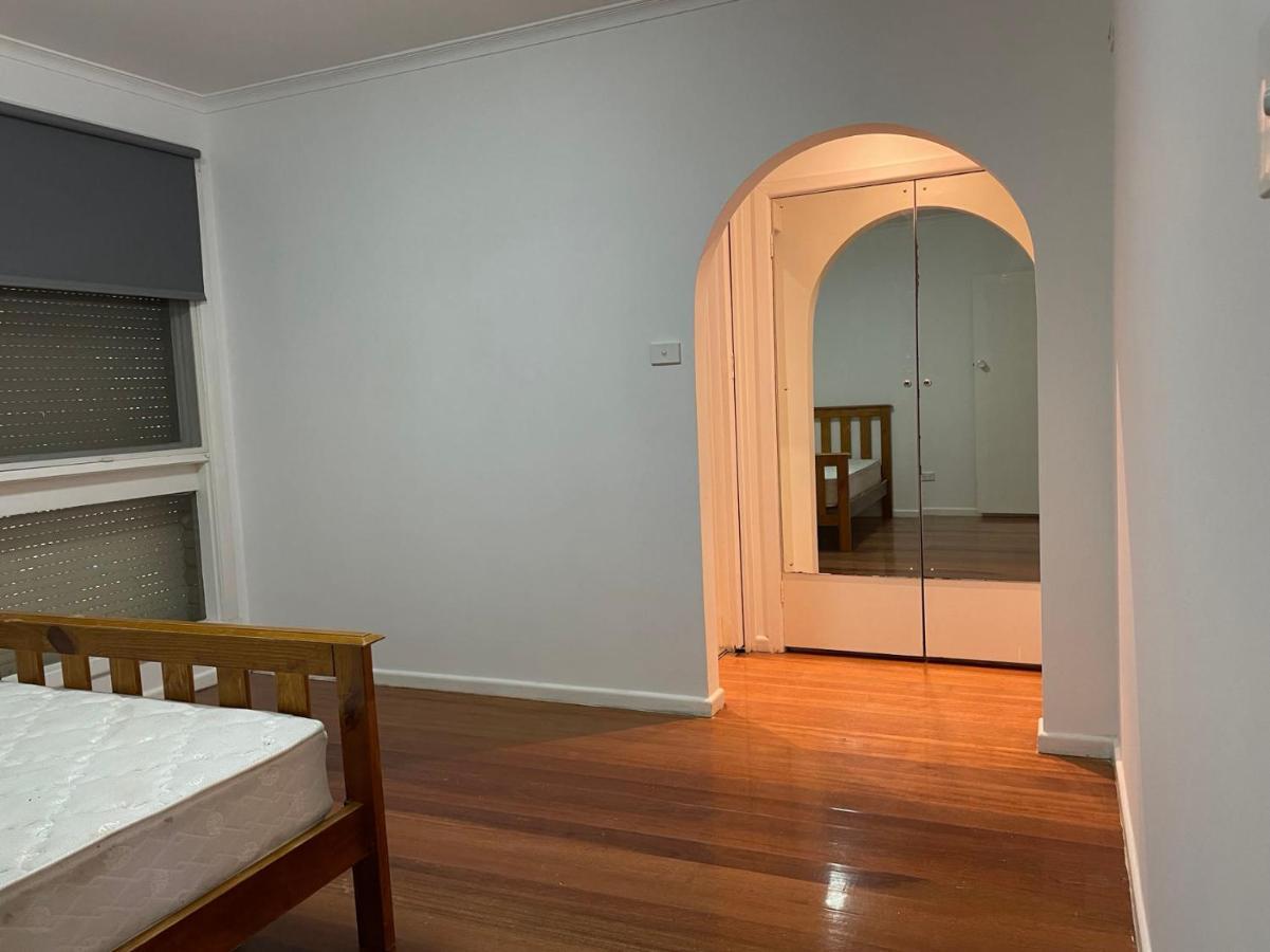 D High Quality Large Bed Near Commercial Areas, Universities, And Rail Transit In Villas Melbourne