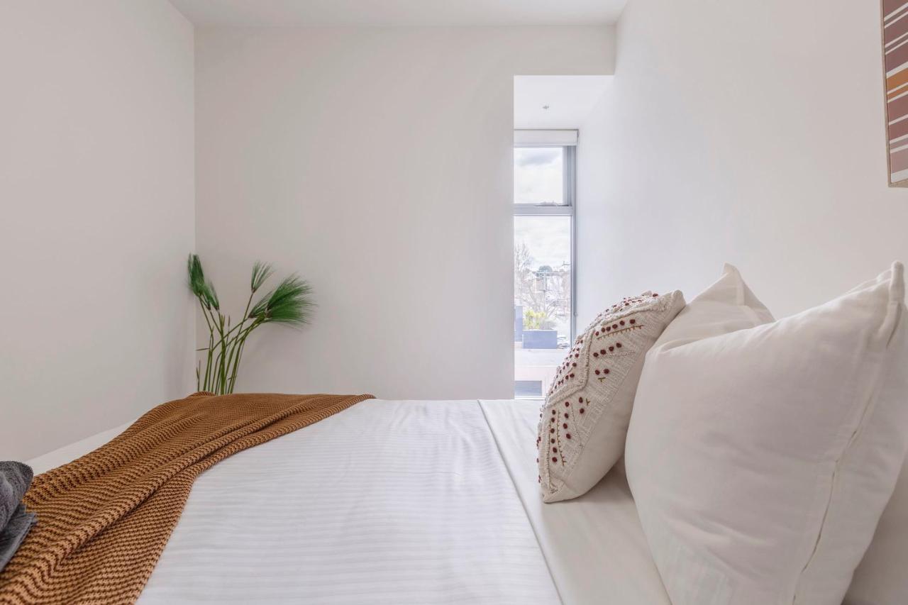 Apartment Opposite Union Road Shopping Strip *