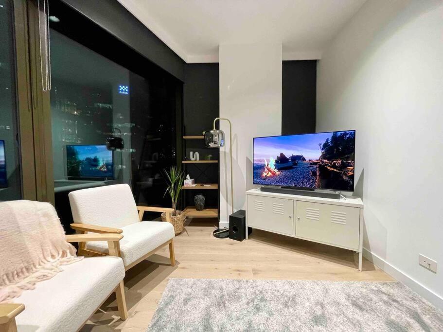 Luxury W/ Facilities, Views & Parking