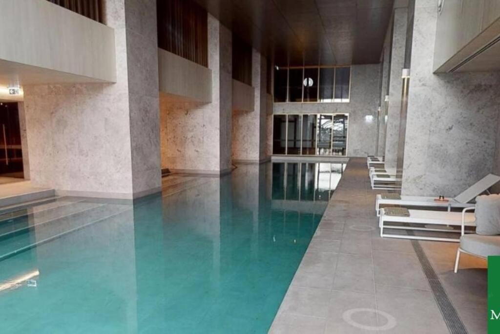 Apartment Luxury W/ Facilities, Views & Parking Melbourne