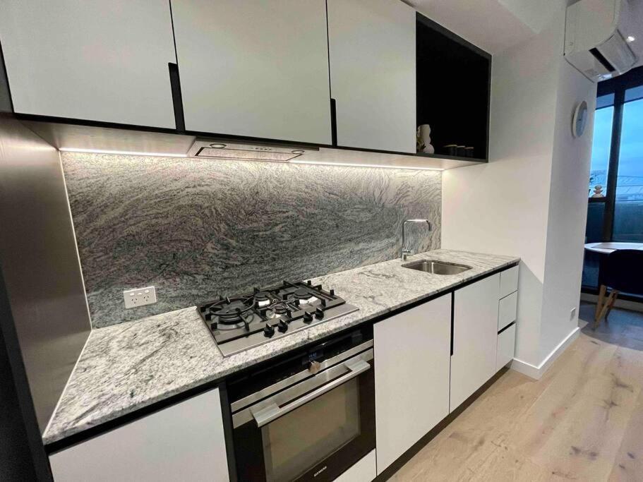 Luxury W/ Facilities, Views & Parking Melbourne