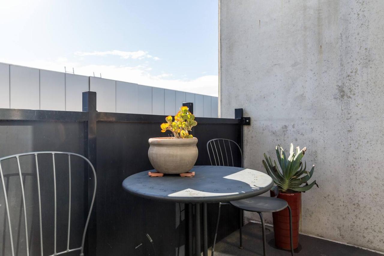 'fitzroy Max' Easygoing Urban Pad Off Brunswick St *