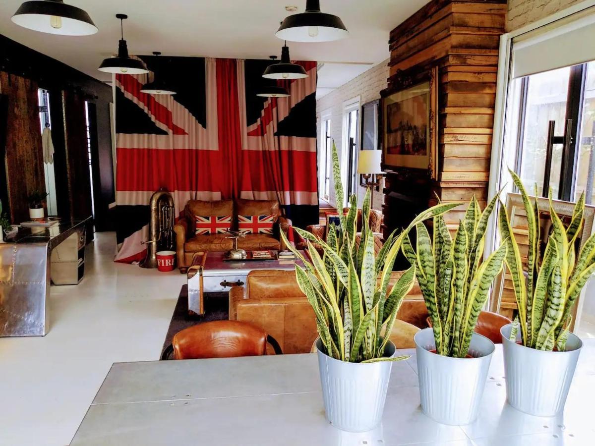 The Kings Domain At The House Of Windsor By Ready Set - Ground Level *