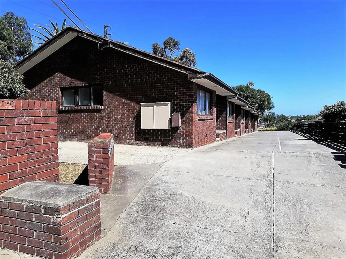 Promo! Entire 2 Bedroom Unit Near Train Station! Free Parking & Wifi!