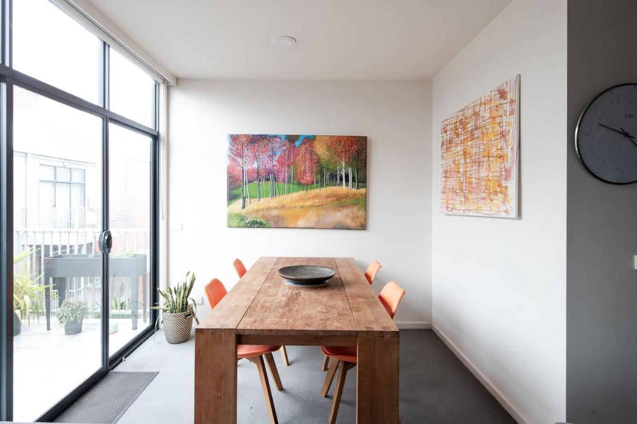 Collingwood Cool Bordering Vibrant Richmond Apartment