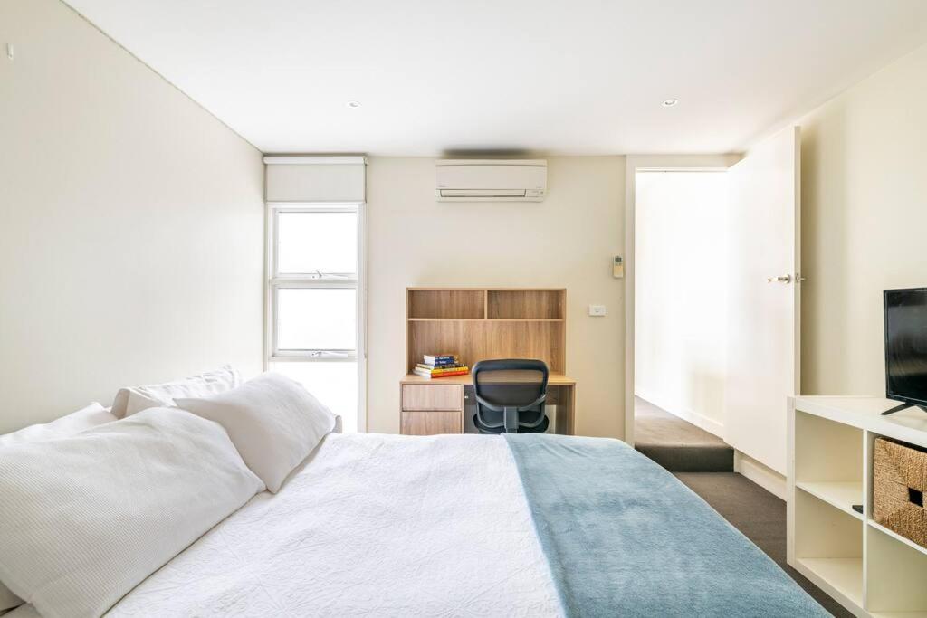 Modern House - 5 Mins To The City, & Free Car Park Villa