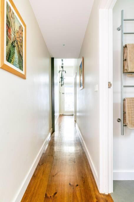 Modern House - 5 Mins To The City, & Free Car Park Villa