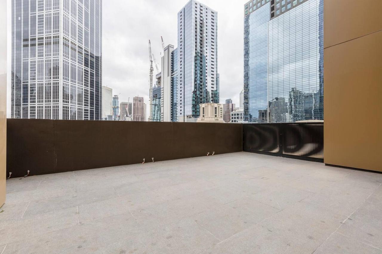 Sky-high Luxury With Huge Deck And Shared Pool *