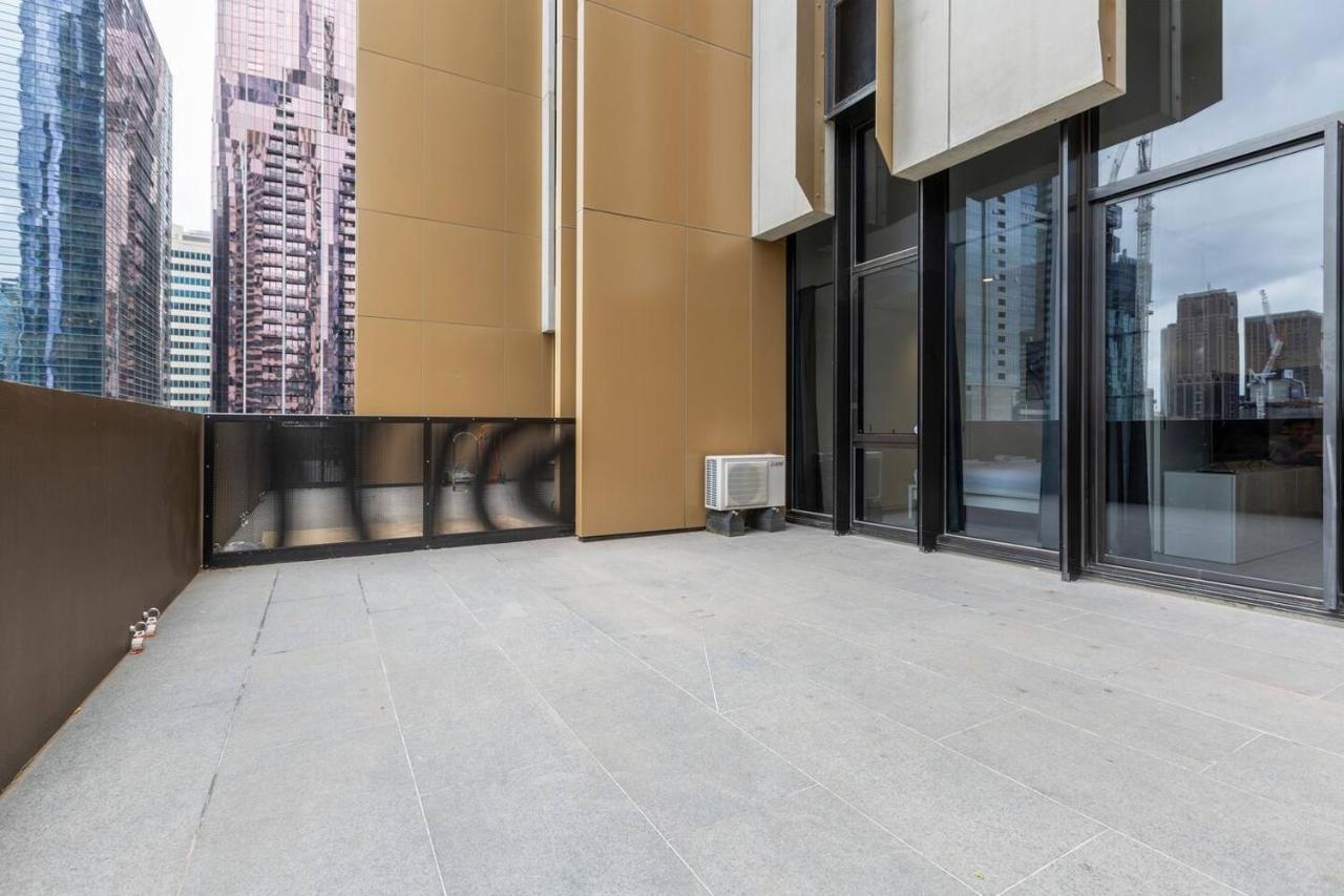 Sky-high Luxury With Huge Deck And Shared Pool Apartment