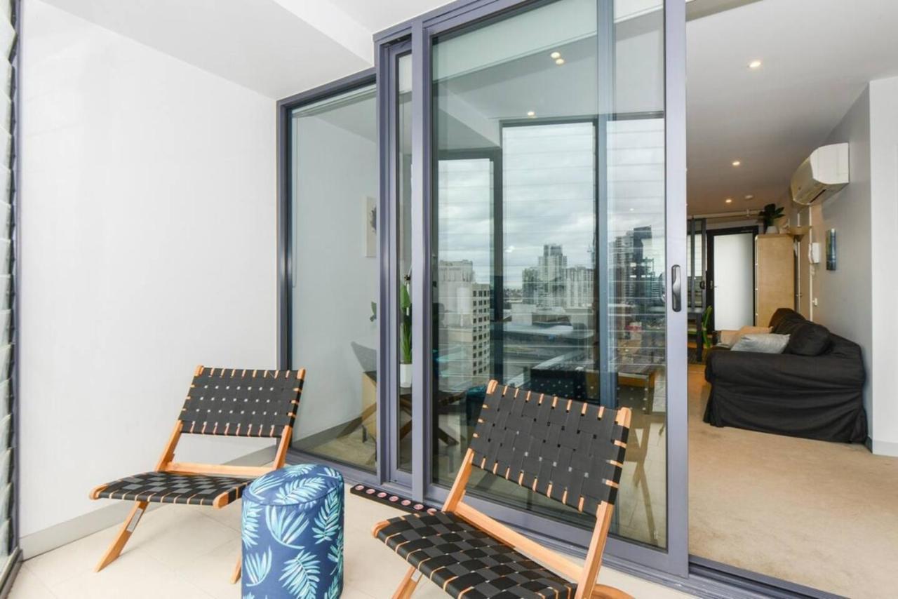 Backpackers' Delight With Sprawling Views Melbourne