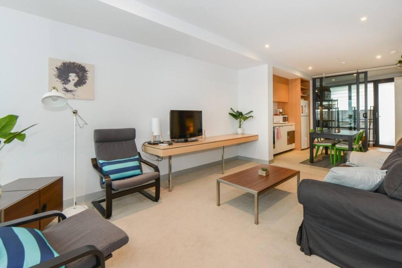 Backpackers' Delight With Sprawling Views Melbourne