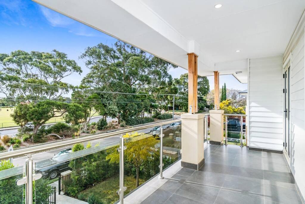 Spacious Luxury Hampton - Park Front Melbourne