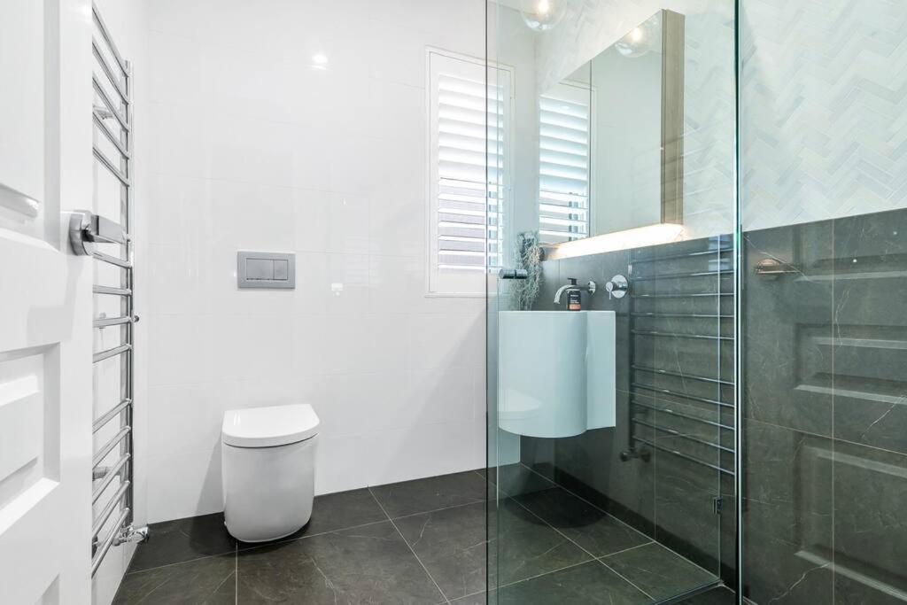 Spacious Luxury Hampton - Park Front Villa