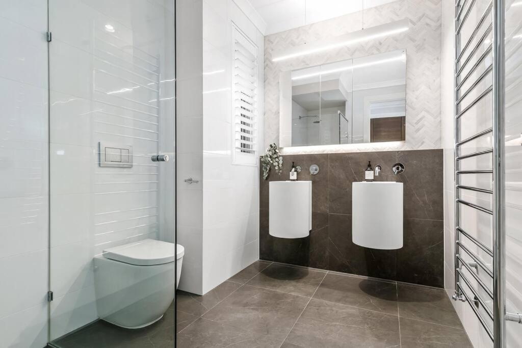 Spacious Luxury Hampton - Park Front Villa