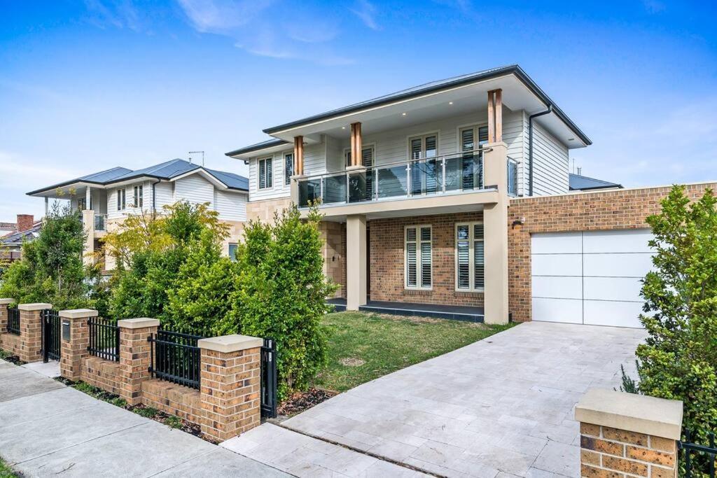 Spacious Luxury Hampton - Park Front Villa Melbourne