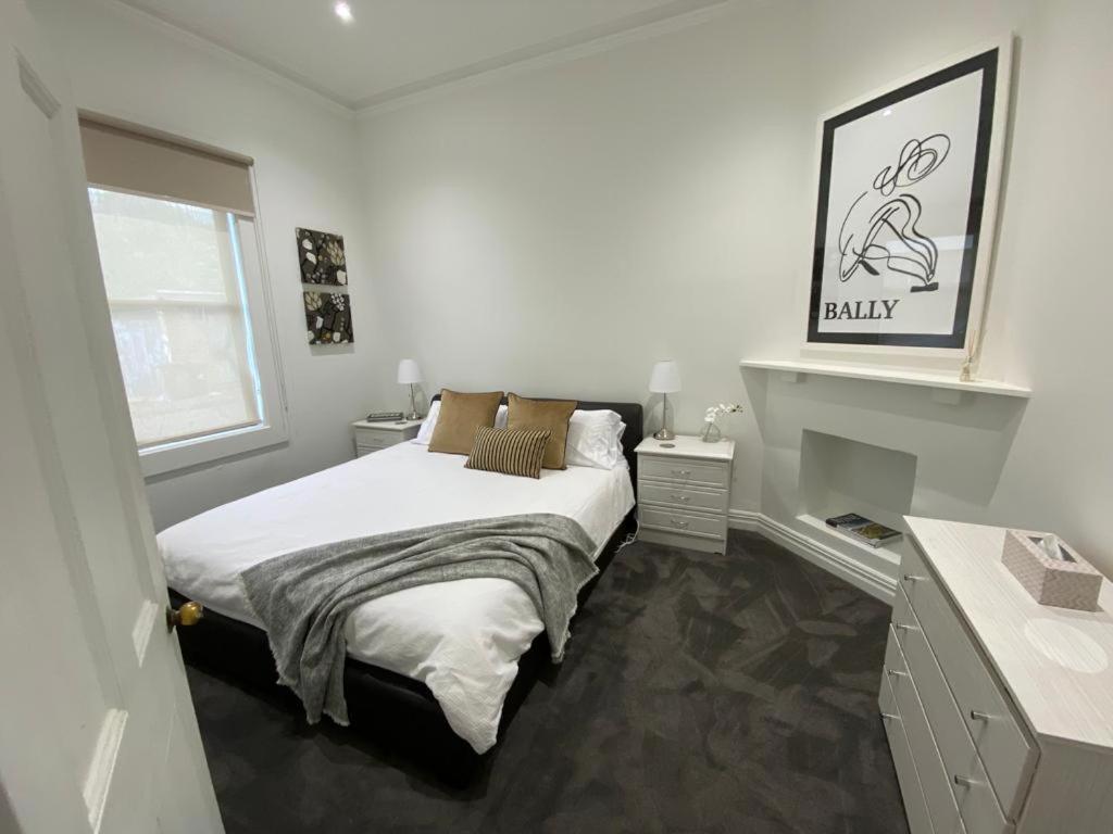 Holiday home Walk To The Mcg & Aami Park - Free Late Checkout - Great Location & Backyard