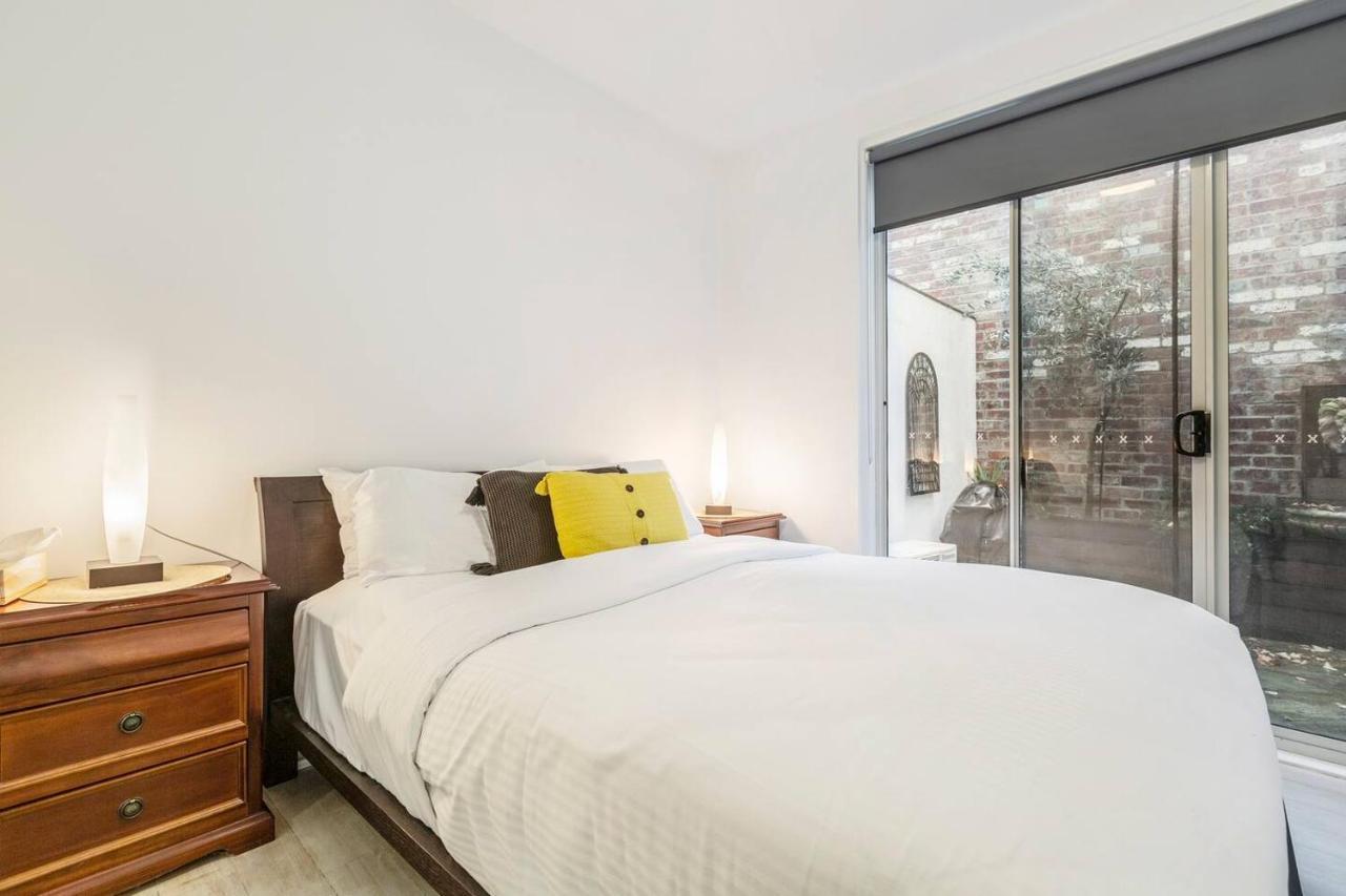 'the Courtyard Chateau' Fresh And Modern Off Toorak Rd