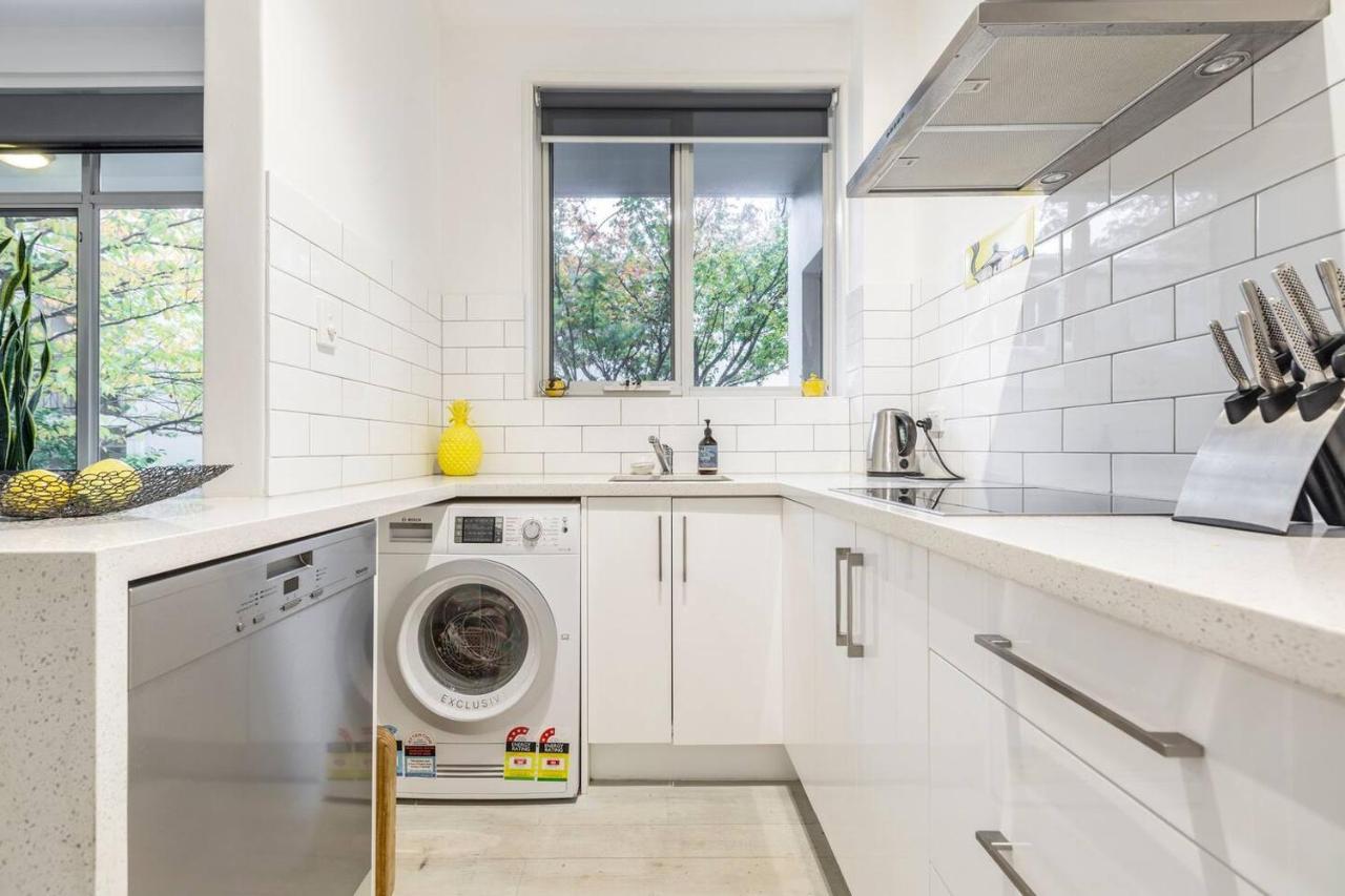 'the Courtyard Chateau' Fresh And Modern Off Toorak Rd Apartment *