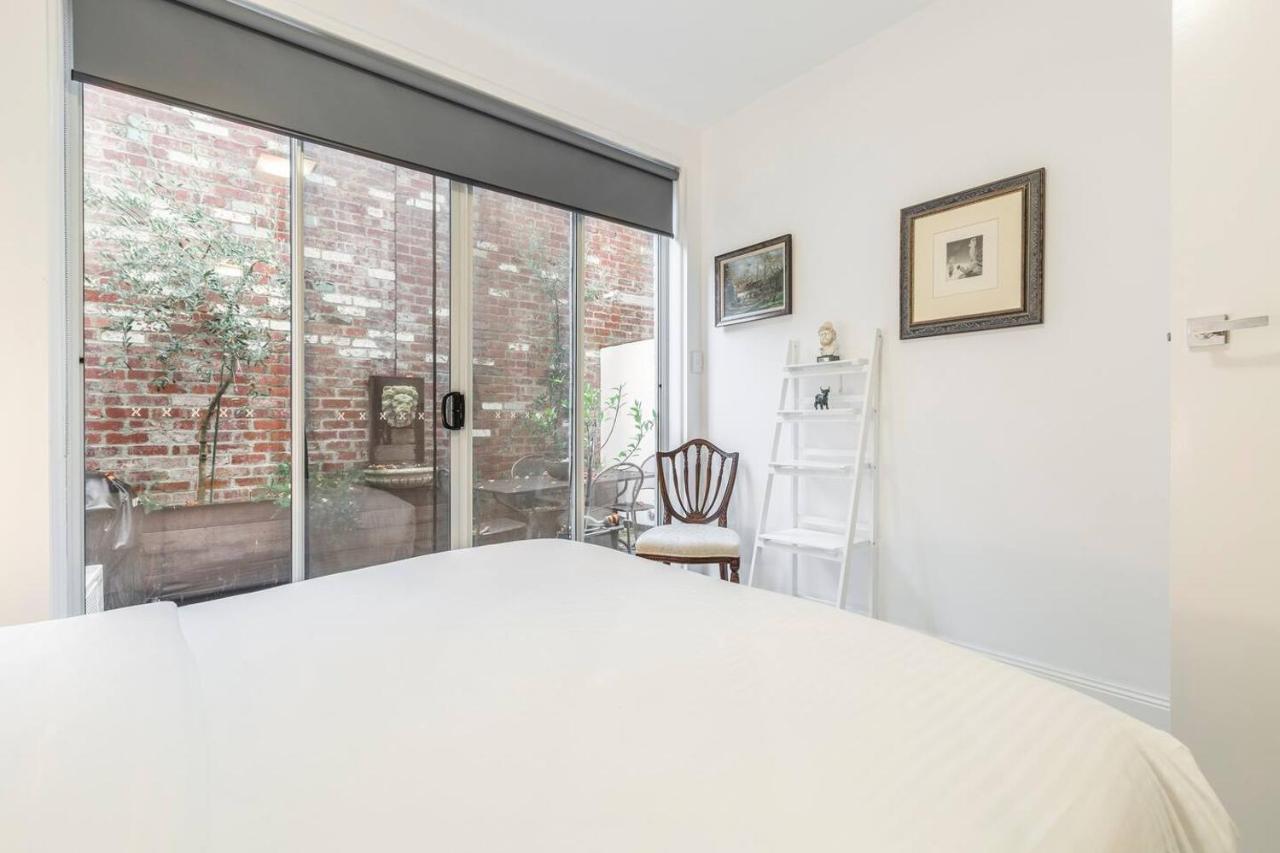 'the Courtyard Chateau' Fresh And Modern Off Toorak Rd Apartment Melbourne