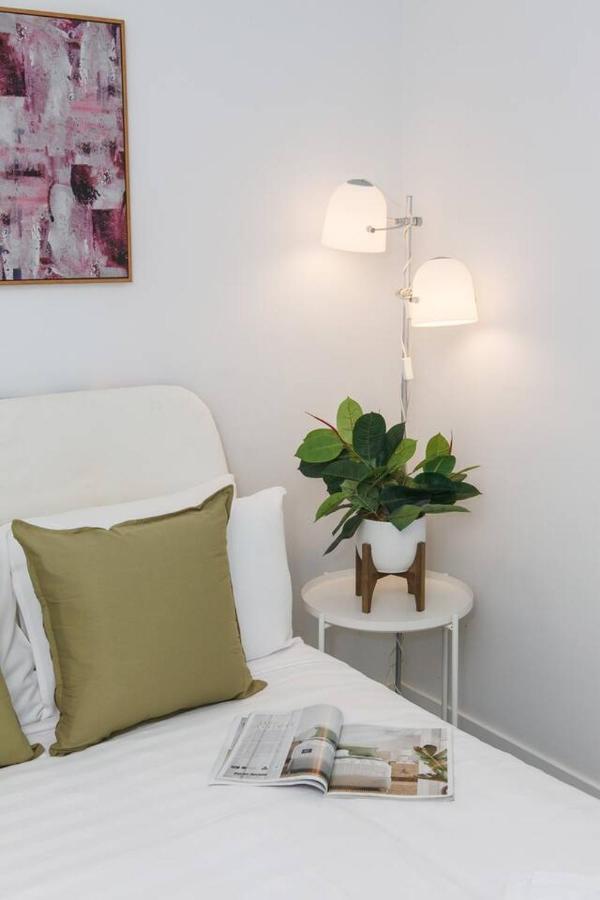 Aura Off Flinders Lane - A Centre Balcony Abode *