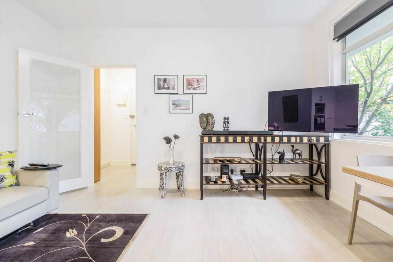 'the Courtyard Chateau' Fresh And Modern Off Toorak Rd Apartment