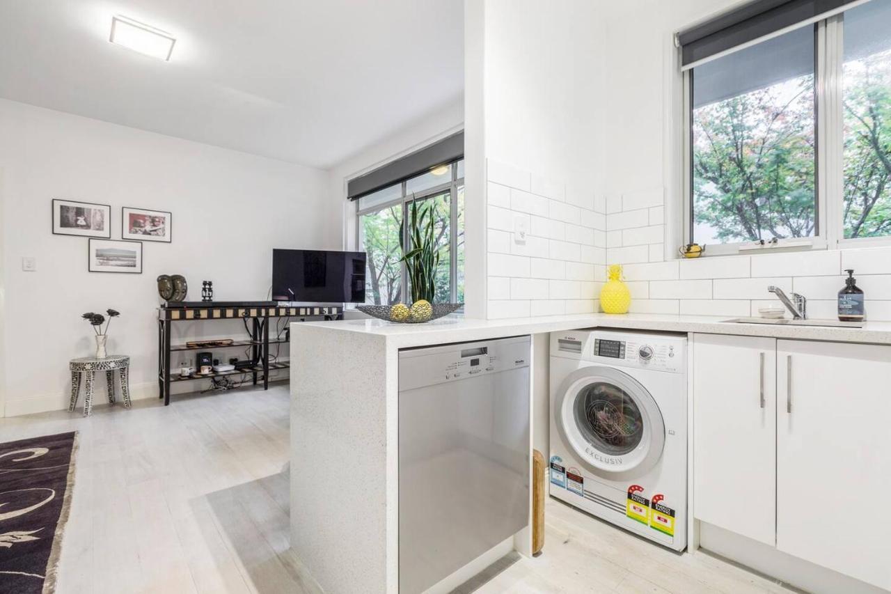 Apartment 'the Courtyard Chateau' Fresh And Modern Off Toorak Rd