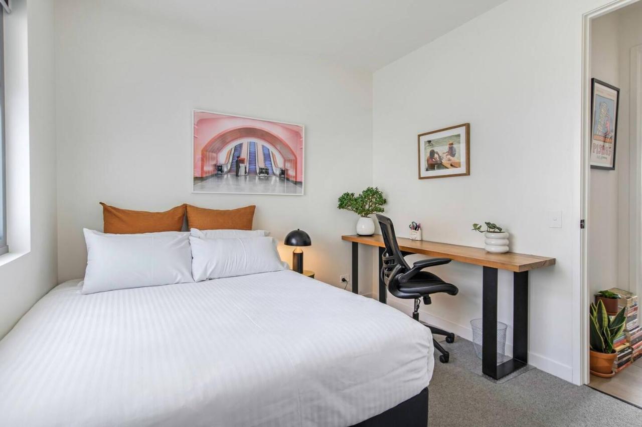 The Urban Sanctuary - Enviable Lifestyle On Lygon Apartment