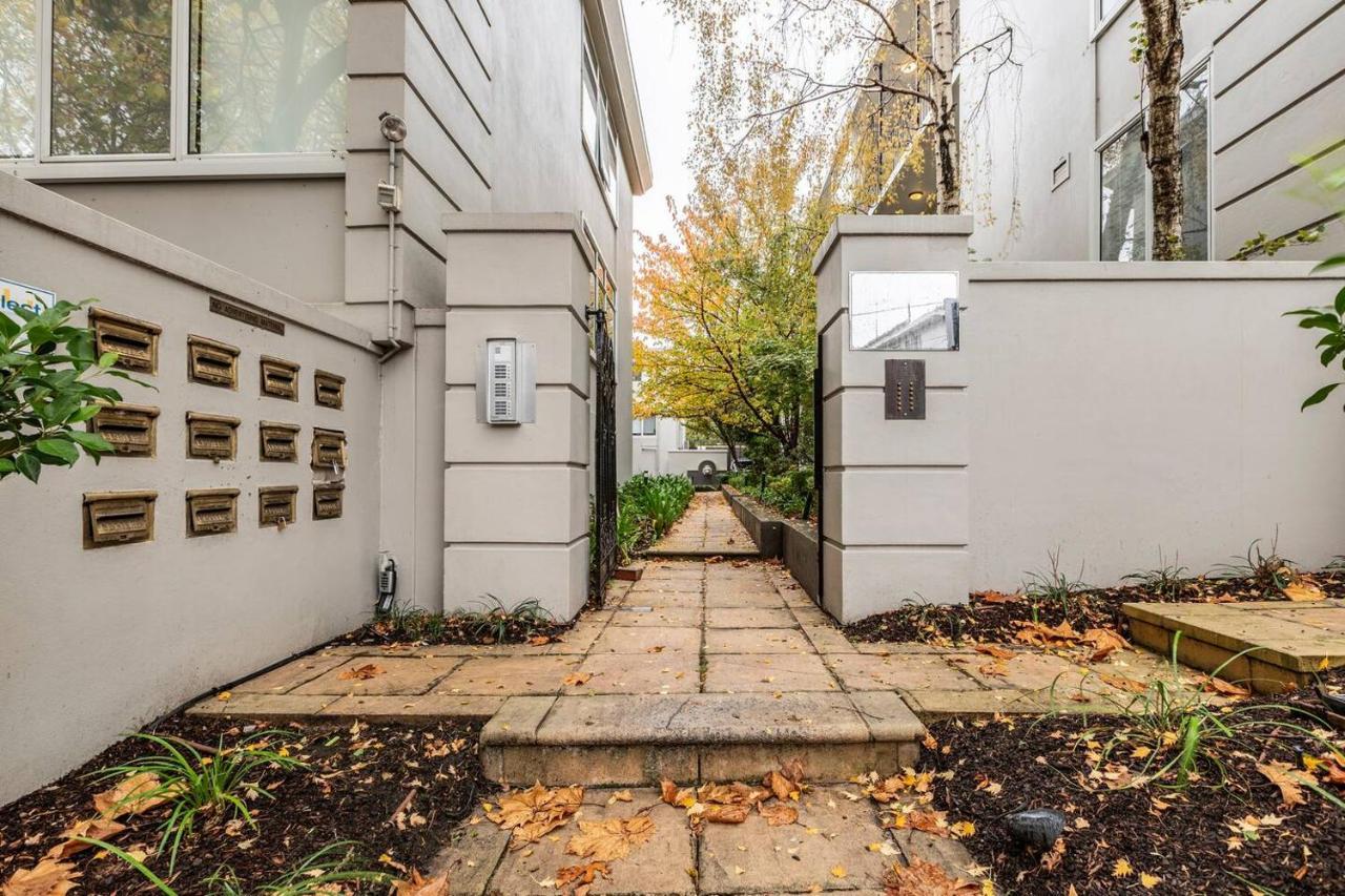 'the Courtyard Chateau' Fresh And Modern Off Toorak Rd Melbourne