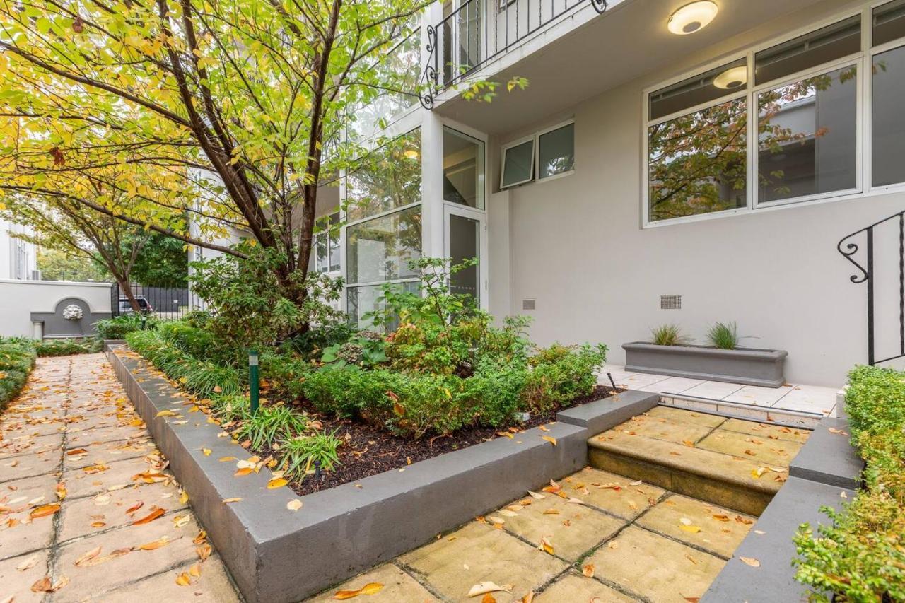 Apartment 'the Courtyard Chateau' Fresh And Modern Off Toorak Rd *