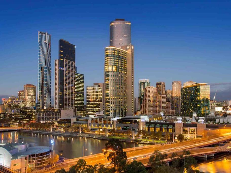 Apartment Located On Iconic Flinders St . Melbourne