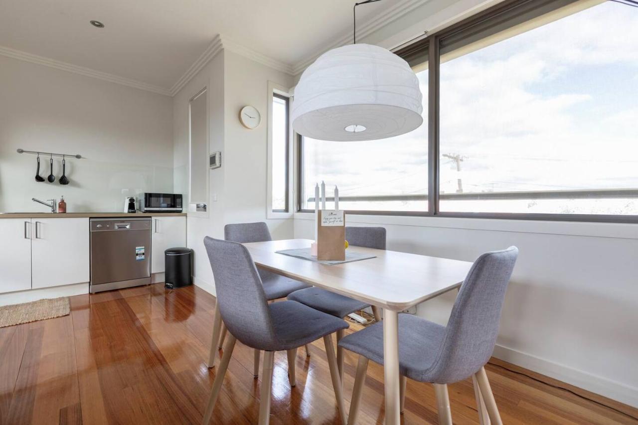 Primrose - Chic Mid-century Style In Brunswick Holiday home *