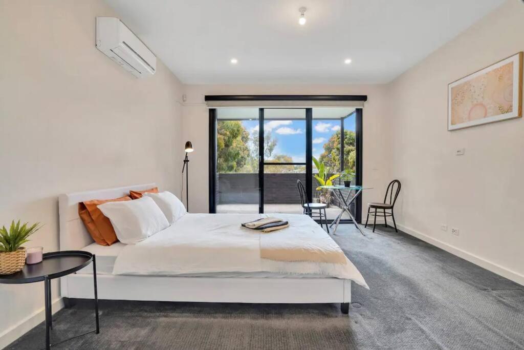 Spacious Townhouse Apartment *