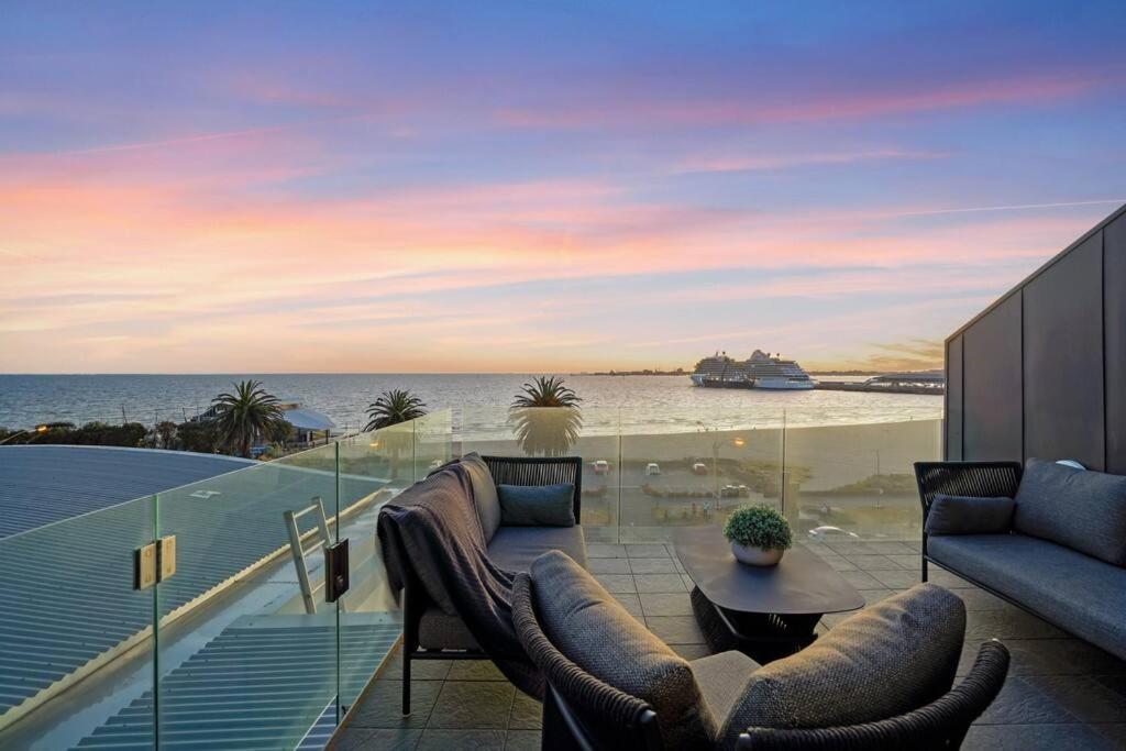 Stylish Bay-side Executive W Parking Apartment *