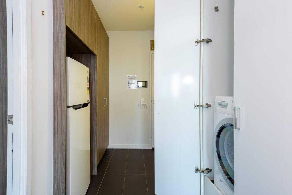 Apartment Skyview 2bd2bath Apt+parking In Mel Cbd