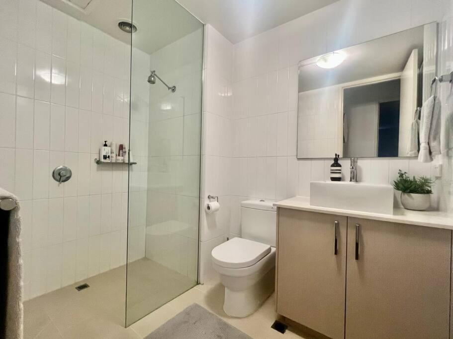 Glen Iris Gem - Modern With Car Park