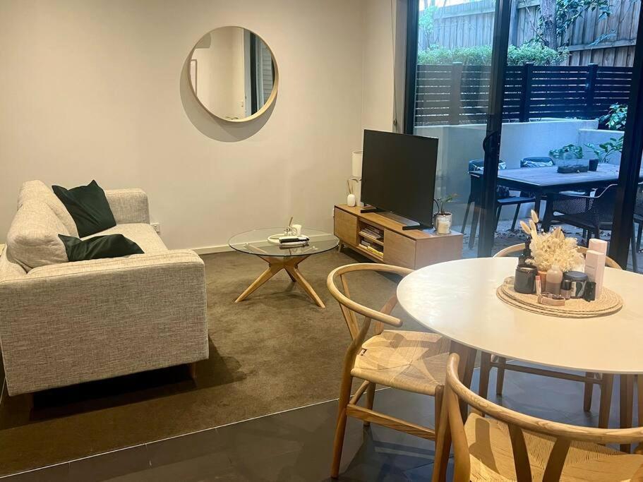 Glen Iris Gem - Modern With Car Park Melbourne
