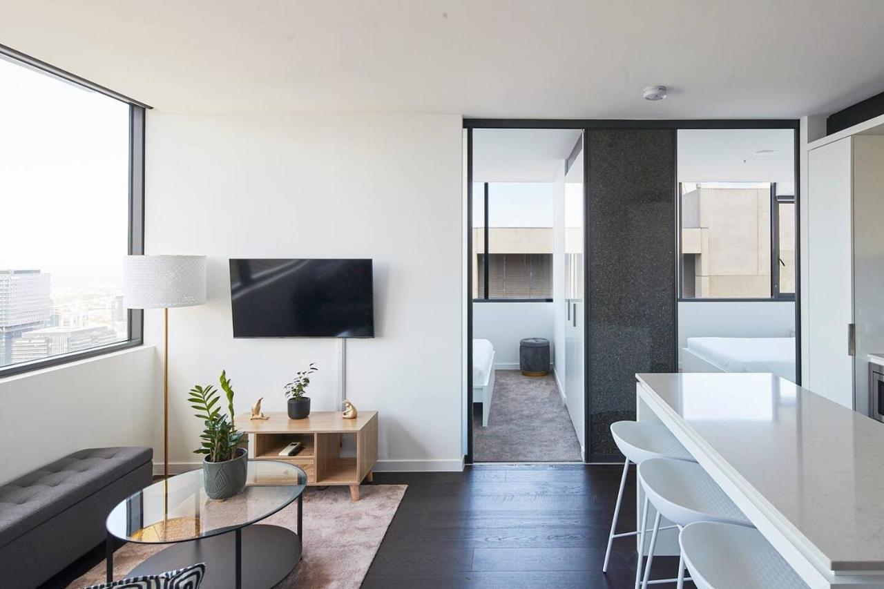 Apartment Lights & Manhattan Heights - A Gem In *
