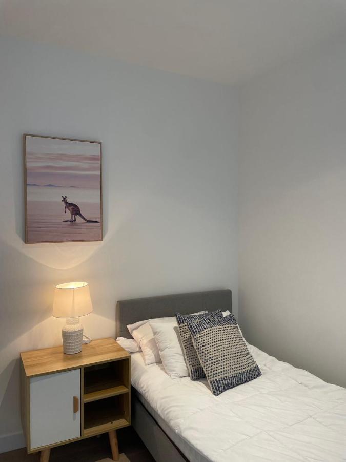 2 Bedrooms West Side Place