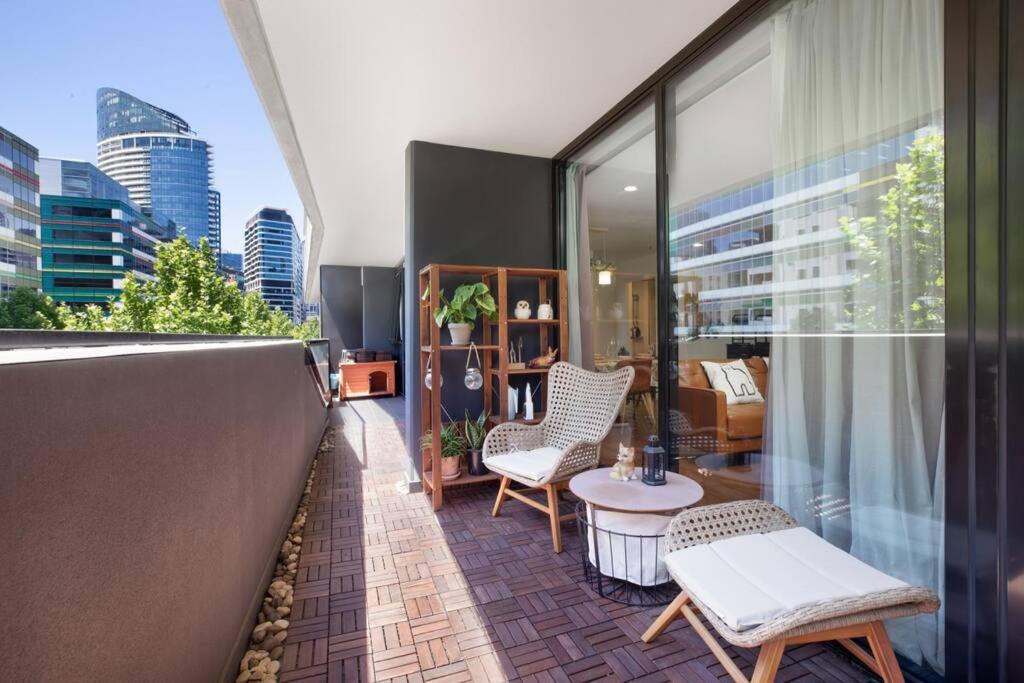 Spacious 2-bed In Docklands Balcony & Free Parking Apartment *