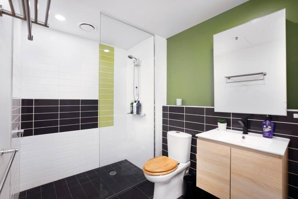 Spacious 2-bed In Docklands Balcony & Free Parking * Melbourne