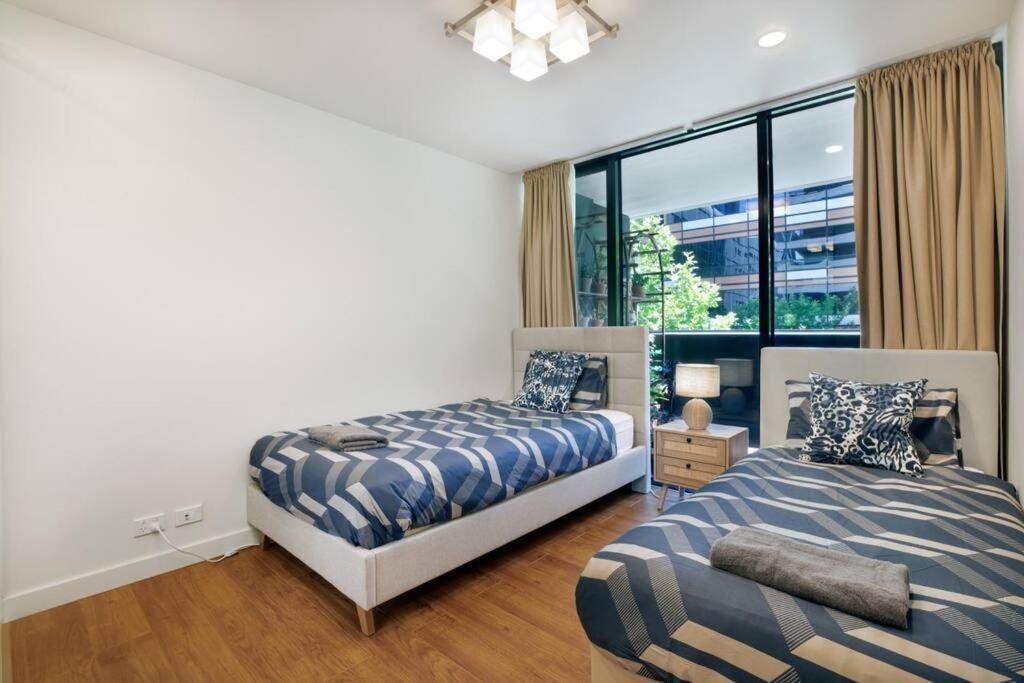 Spacious 2-bed In Docklands Balcony & Free Parking Apartment *